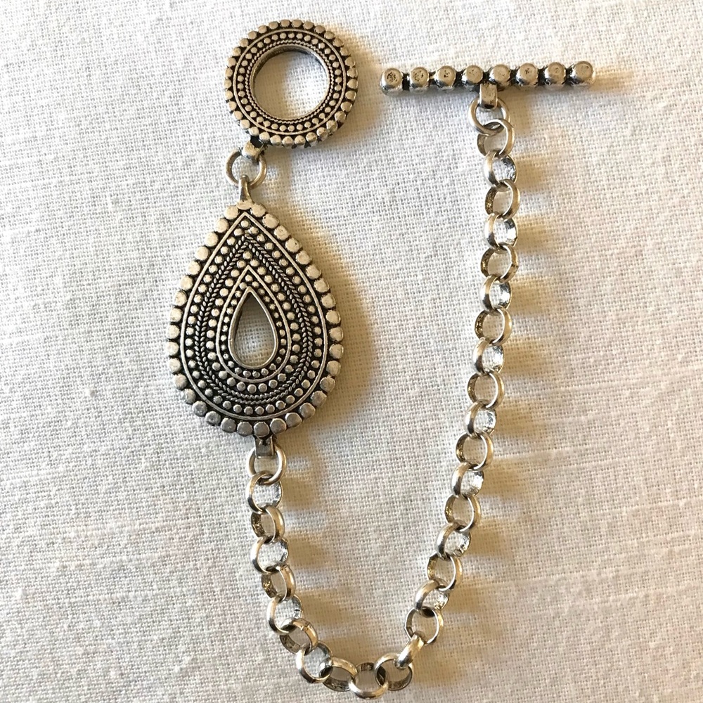 Reversible bracelet with decorative clasp